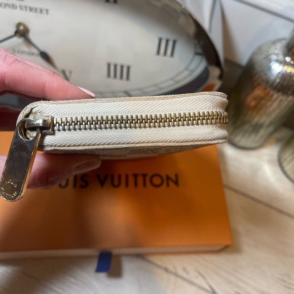 Louis Vuitton Damier Azur Long Zippered Wallet great condition Clean inside. - Picture 10 of 11
